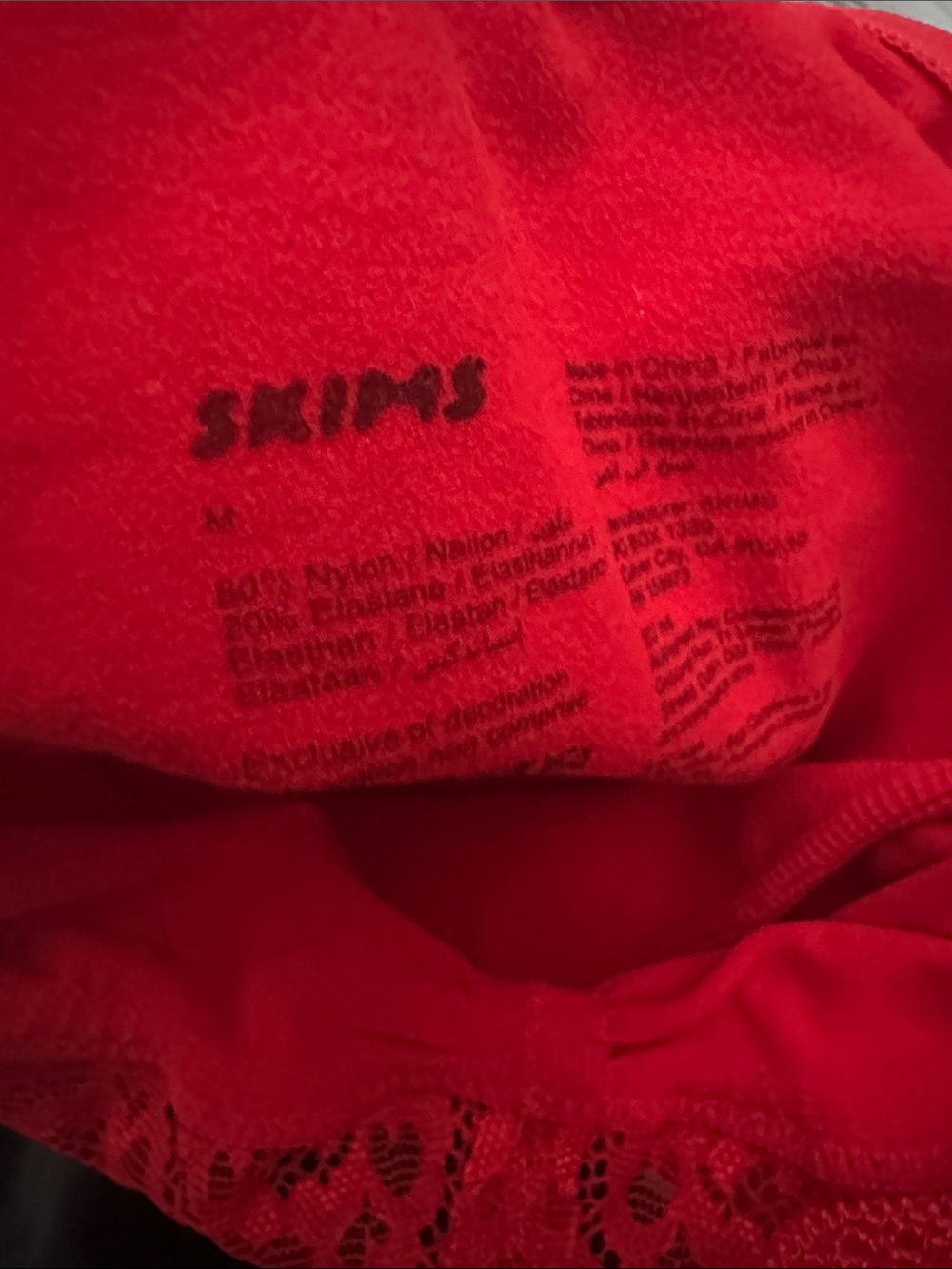 SKIMS Cayenne Seamless Sculpt Thong Lace Bodysuit - Picture 6 of 6